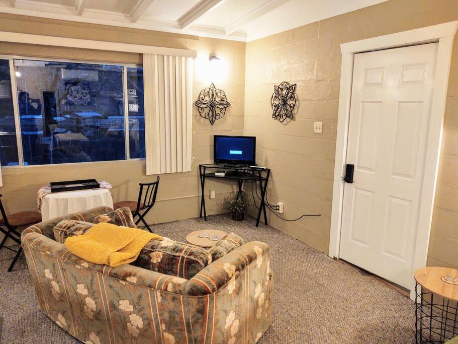 #02 - Unique Lakeside Studio Cottage- Pet Friendly Hot Springs Luaran gambar