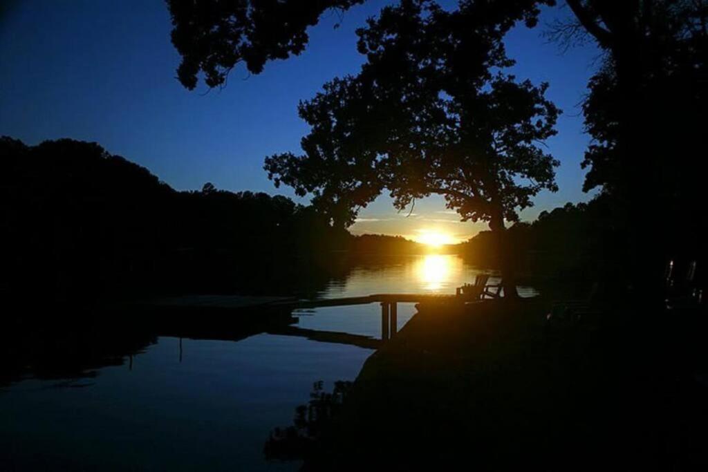 #02 - Unique Lakeside Studio Cottage- Pet Friendly Hot Springs Luaran gambar